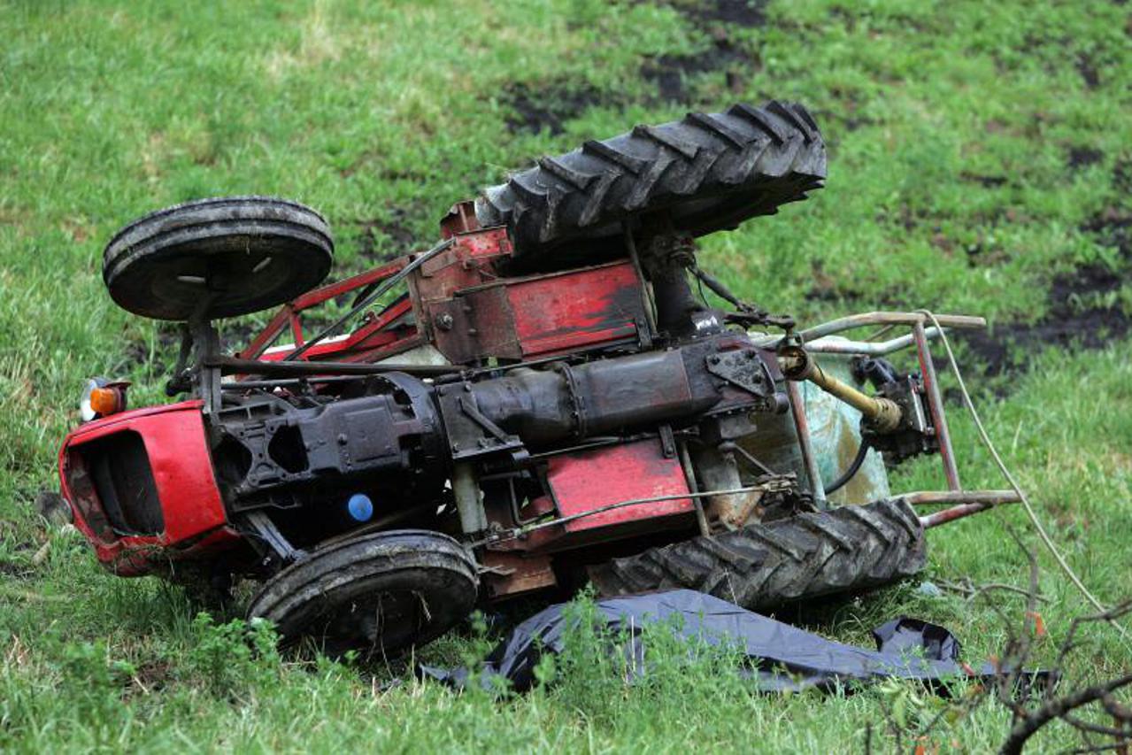 traktor,prevrnuo se traktor (1)