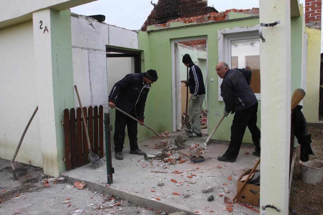 Susjedi pomažu muškarcu kojem je izgorjela kuća
