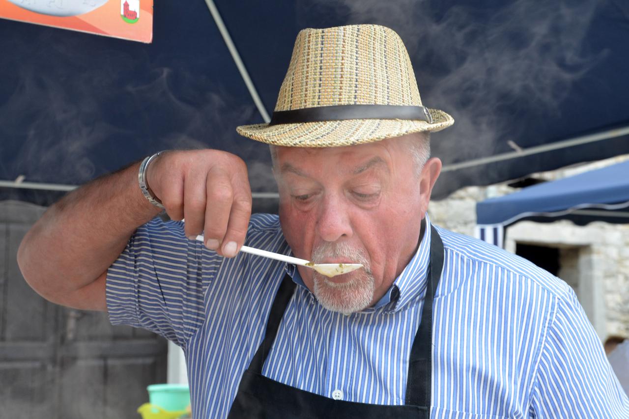 Gračišće: Na 18. Festivalu istarskih maneštri osam ekipa pripremalo tradicionalno jelo