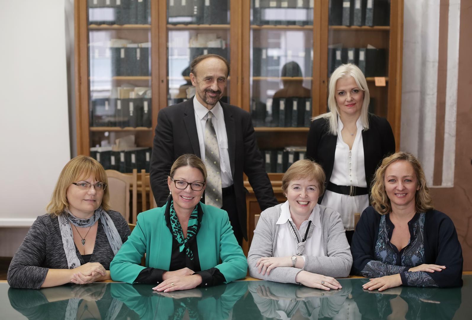 Gore: akademik Slobodan Vukičević, prof. dr. Lovorka Grgurević. Dolje: Ivančica Bastalić, prof., doc. dr. Donatella Verbanac, mr. sc. Smiljka Vikić Topić, dr. sc. Mihaela Perić
