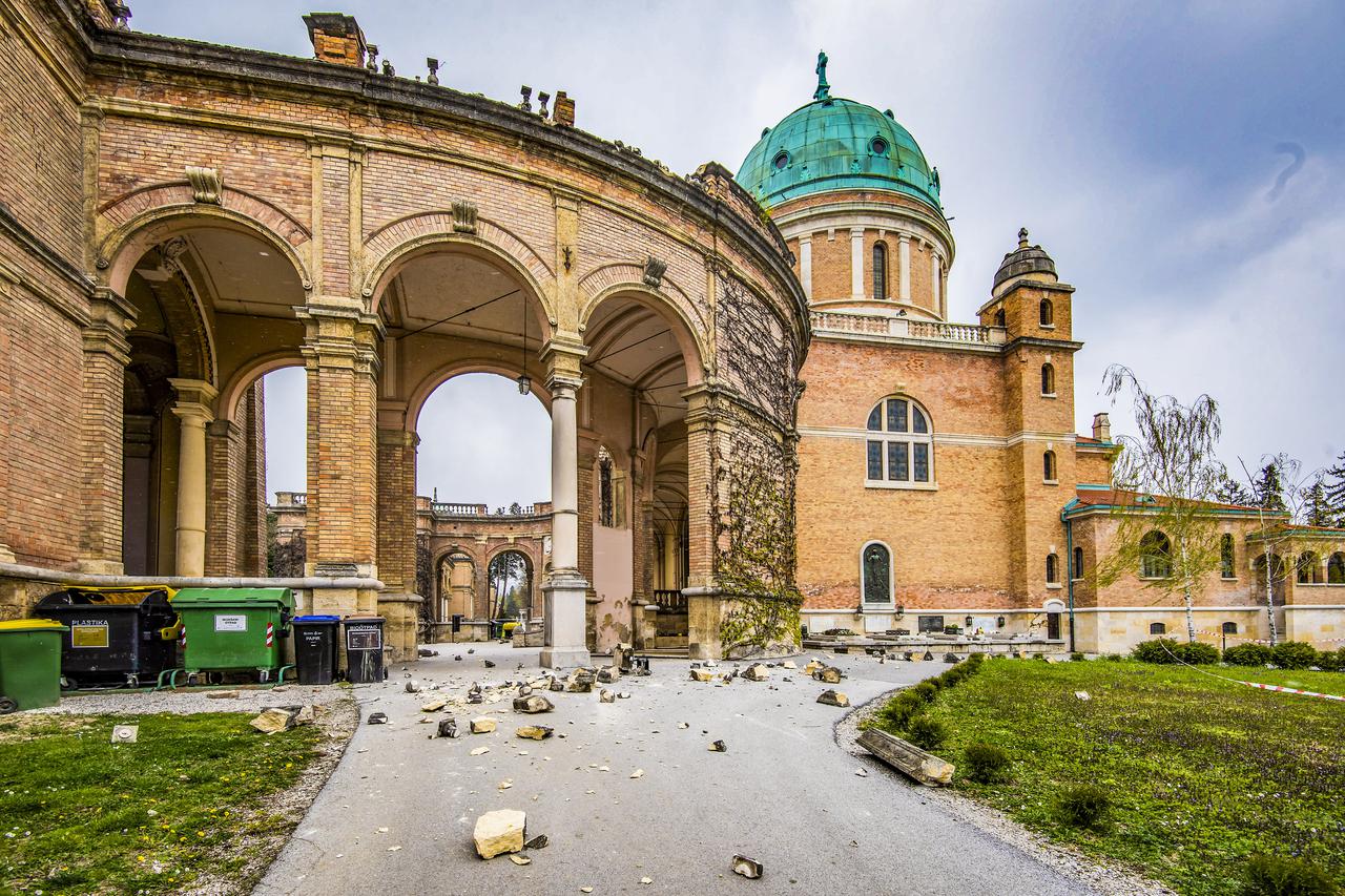 Kompleks groblja Mirogoj – zbog velikih oštećenja koje je prouzročio potres u ožujku prošle godine, uvršten je na popis sedam najugroženijih spomenika i europskih lokaliteta kulturne baštine u Europi za 2021. godinu.