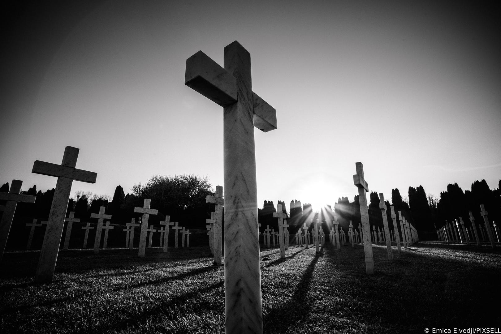 28.10.2021., Vukovar -  Memorijalno groblje zrtava iz Domovinskog rata u Vukovaru.Na mjestu masovne grobnice na groblju je ekshumirano 938 tijela i na tomu je mjestu postavljen isti broj bijelih mramornih krizeva koji predstavljaju broj zrtava. U sredisnjem dijelu groblja 5. kolovoza 2000. godine postavljen je spomenik ciji je autor Djurdja Ostoja. Spomenik je izradjen od patinirane bronce, visok je cetiri metra, a u sredini je zracni kriz i vjecni plamen. Najmladja zrtva Domovinskog rata imala je svega sest mjeseci, a najstarija 104 godine.