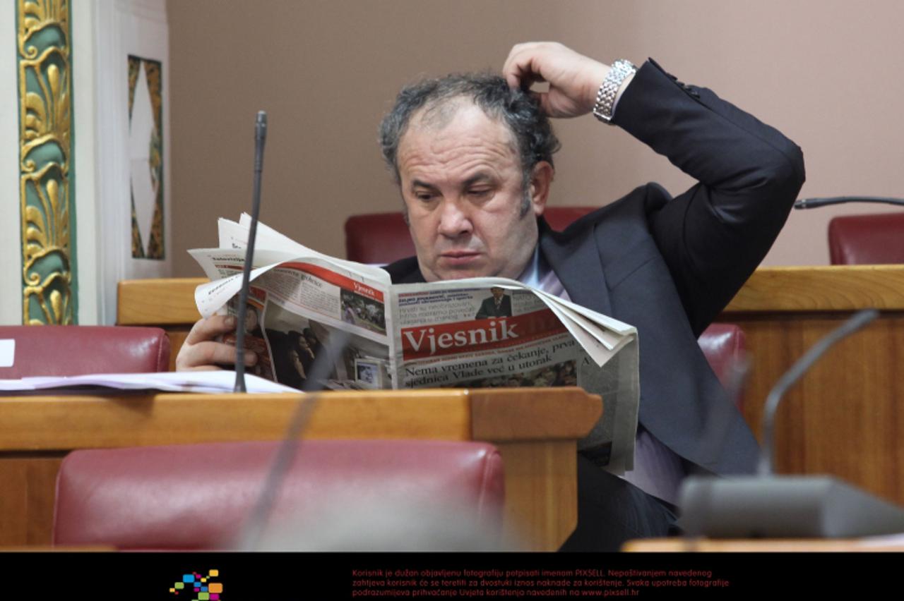 '23.12.2011., Zagreb - Na danasnjoj sjednici Sabora RH prva tocka dnevnog reda je izbor nove Vlade. Zeljko Kerum cita Vjesnik. Photo: Patrik Macek/PIXSELL'