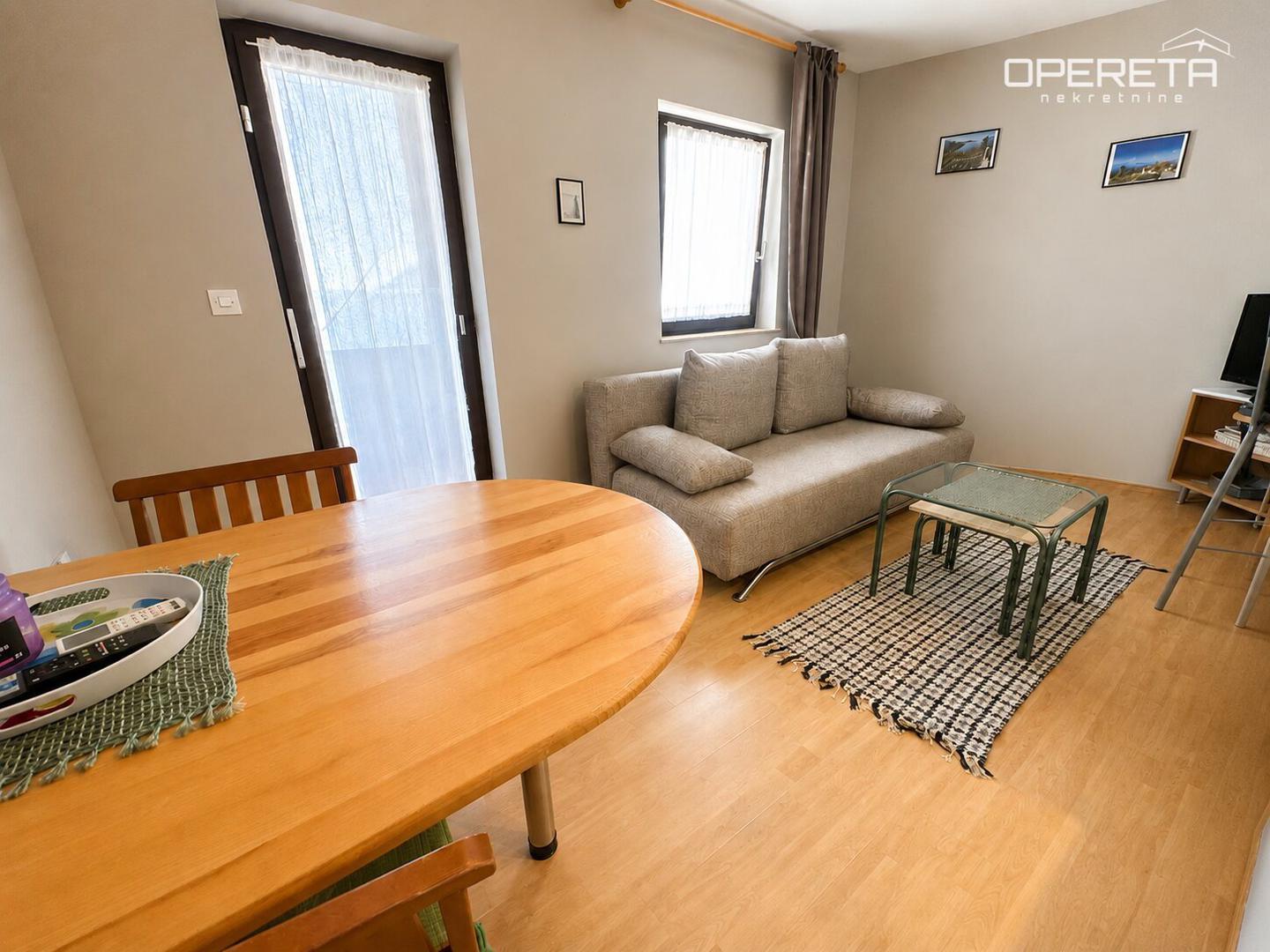 Idealna je za parove koji traže vikend apartman uz more, manje obitelji, umirovljenike koji žele mirnije okruženje, ali i za kupce koji traže nekretninu za turističko iznajmljivanje i vlastito povremeno korištenje. Cijena ove nekretnine je 155 tisuća eura.