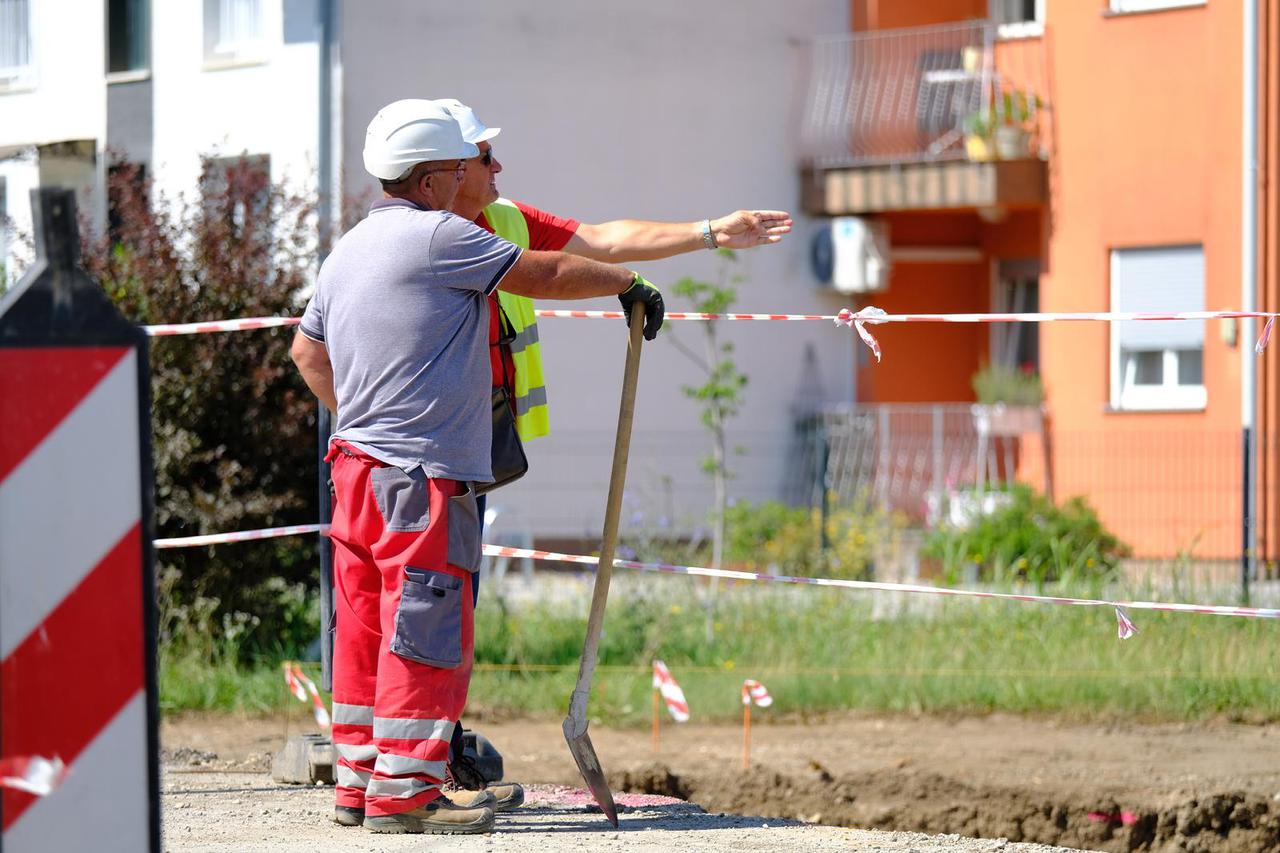 Tijekom radova na cesti u Kurilovcu radnici su pronašli dva projektila