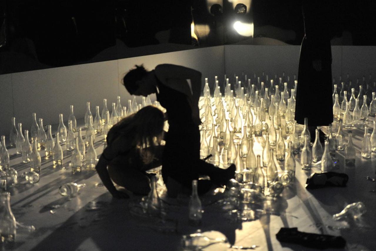 Scena iz predstave  "Gorke suze Petre von Kant"