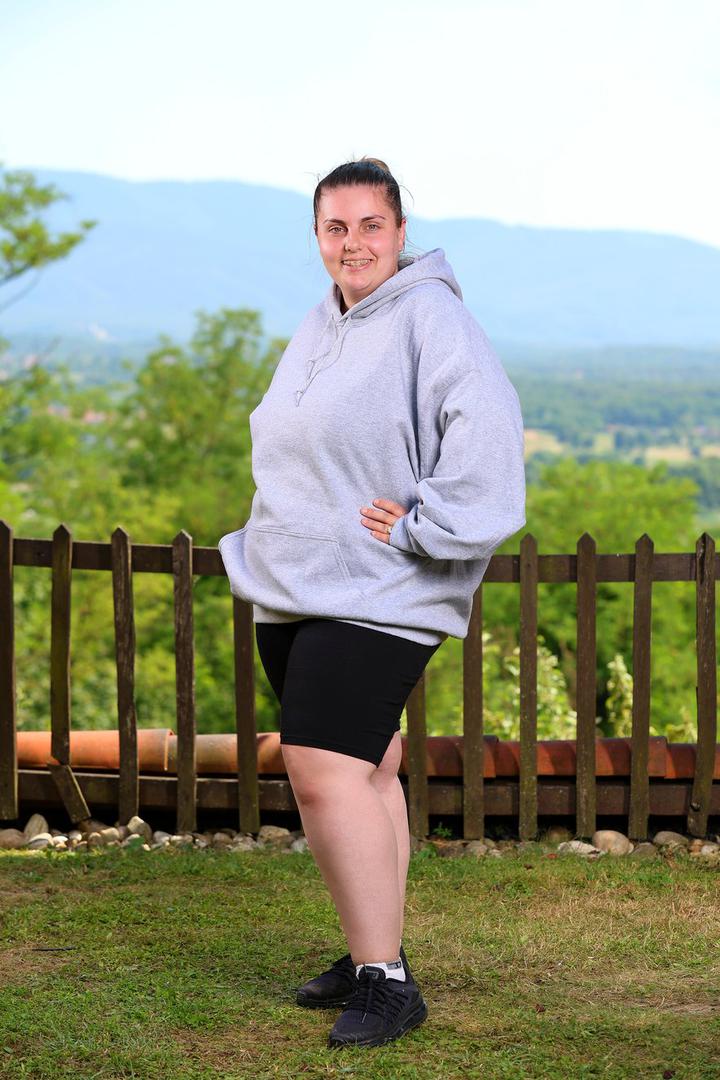 Iz Dicma dolazi Nena koja svoj život promišlja s puno emocija i još više snova, a za sebe kaže da je uporna, zabavna i iskrena. "Opuštam se u snovima sanjareći sve ono što bih željela u budućnosti", kaže majka tri djevojčice te otkriva kako je jedan od tih snova osjećati se dobro u vlastitoj koži. Višak kilograma joj otežava svakodnevicu, a najveći strah su zdravstveni problemi i pomisao da bi mogla izostati s obiteljskih fotografija, pa je prijava u 'Život na vagi' bio ispravan potez. "Fizički mogu dosta toga, ali sve je teže i zahtjeva više vremena. Voljela bih probati zipline, vratiti se u djetinjstvo i zaigrati graničara", kaže 26-godišnjakinja koja radi kao zaposlenica tvornice za preradu ribe. Njezin najveći junak je mama, žena koja joj je pružila sve što je mogla i koja je i danas jednako predana svojim unukama. Kada bi mogla mijenjati prošlost, kaže da se ne bi dovela u sadašnje stanje i manje bi težila savršenstvu. A kada se pogleda u ogledalo, vidi zarobljenu osobu koja pokušava izaći, osloboditi se i živjeti punim plućima tako da za pet godina zamišlja sebe na poslu, sređenu i zadovoljnu, kako se vraća u svoju kuću - lakša, sretnija i puna energije za život koji je čeka.