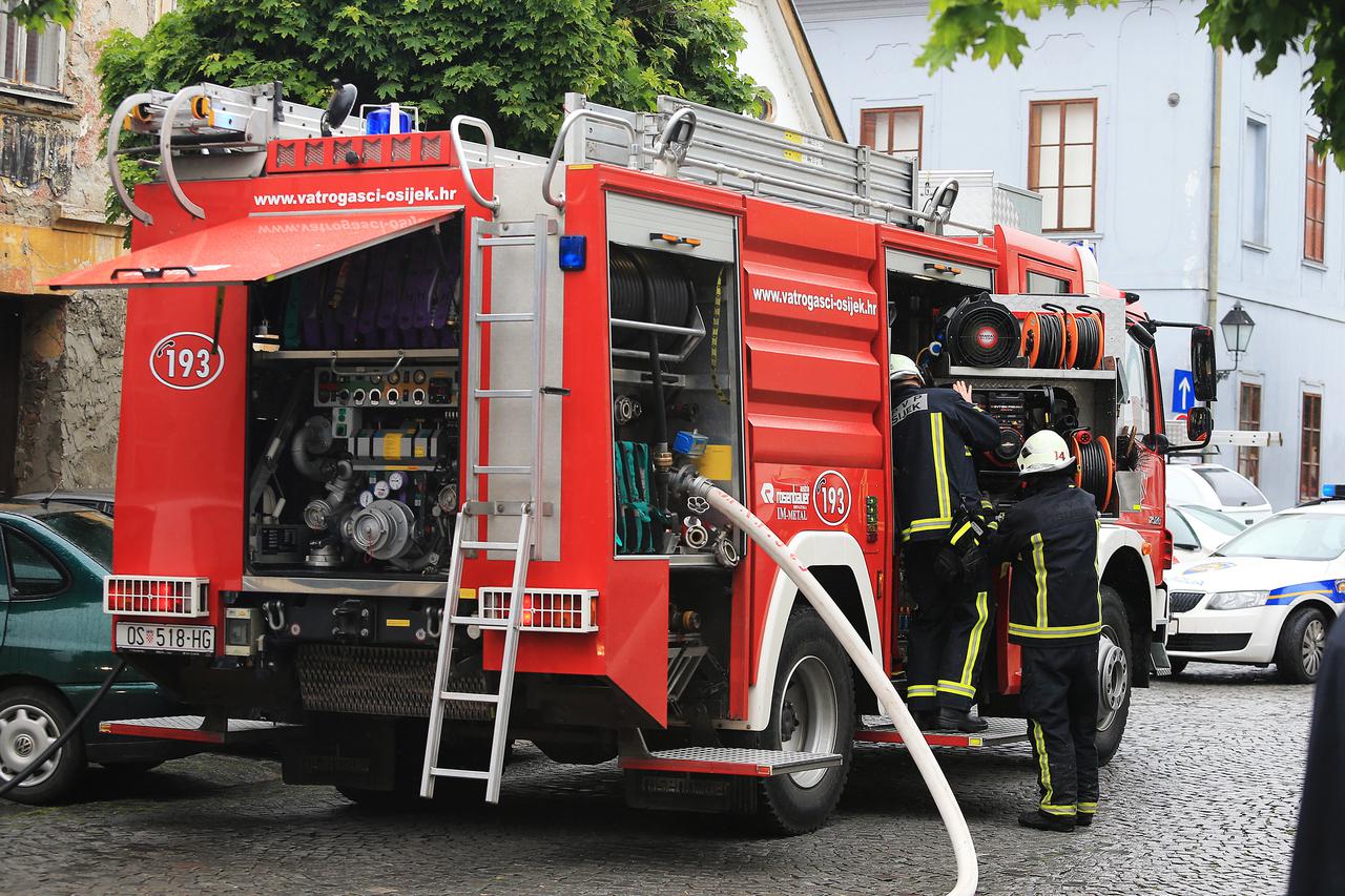 Osijek: Eksplozija i požar u stanu koji se nalazi u podrumskom dijelu zgrade