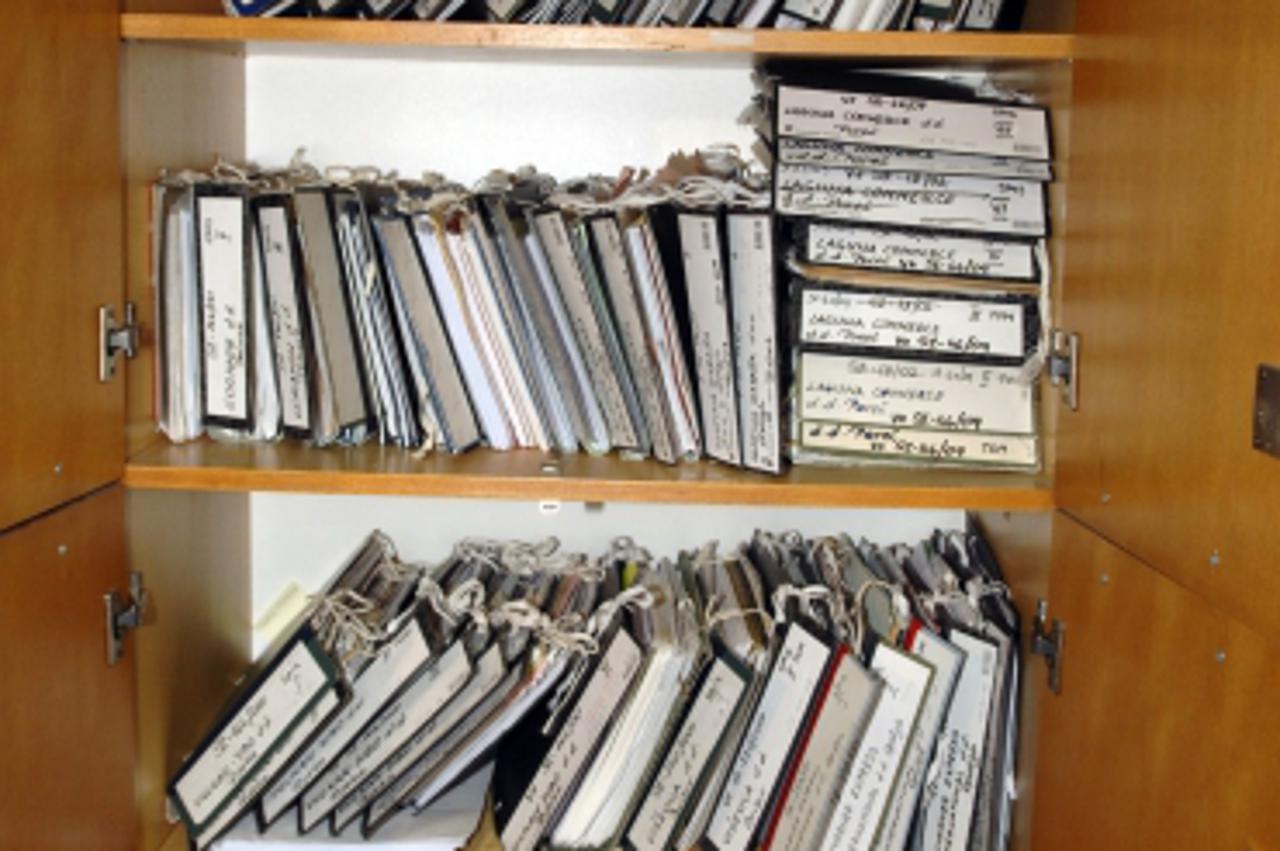 '18.04.2012. Rijeka - Nerijeseni predmeti na policama Trgovackog suda u Rijeci. Photo: Goran Kovacic/PIXSELL'