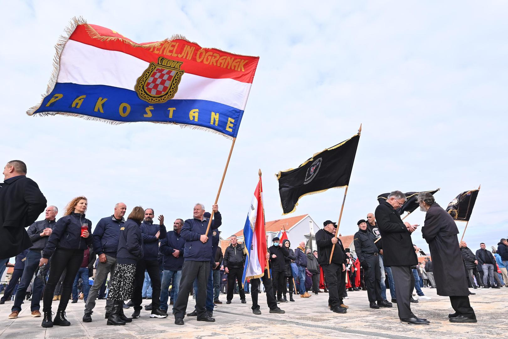 18.11.2021., Skabrnja - Kolonom sjecanja i polaganjem vijenaca na spomen obiljezje masovne grobnice obiljezava se 30. godisnjica stradavanja branitelja i civila. 