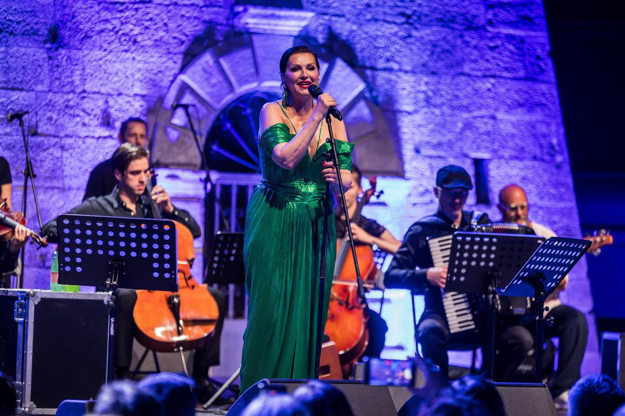 Vela Luka:  Koncert Nine Bardić i Acustic benda povodom manifestacije Trag u Beskraju