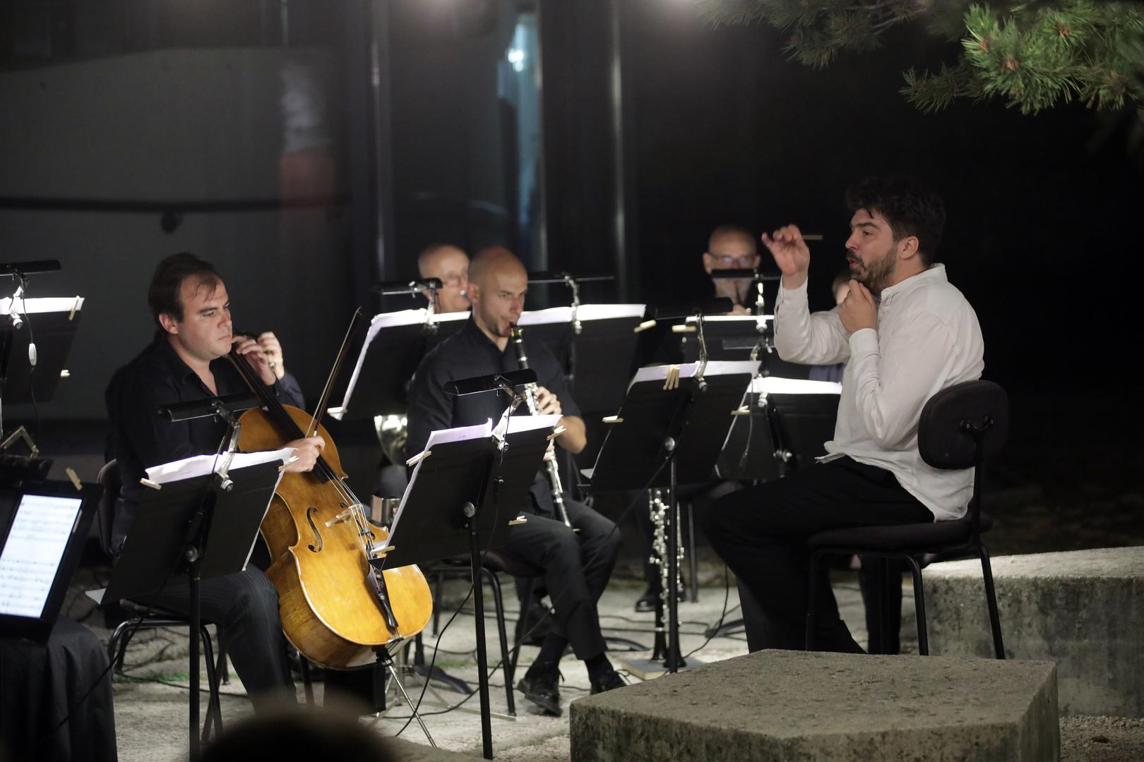 Nova autorska predstava Karla Hubaka, "Serenada ljetne noći", podnaslovljena kao kompozicija za pet prijatelja i orkestar, premijerno je izvedena u petak u vrtu Astronomskog centra na Vežici u Rijeci, u okviru Riječkih ljetnih noći.