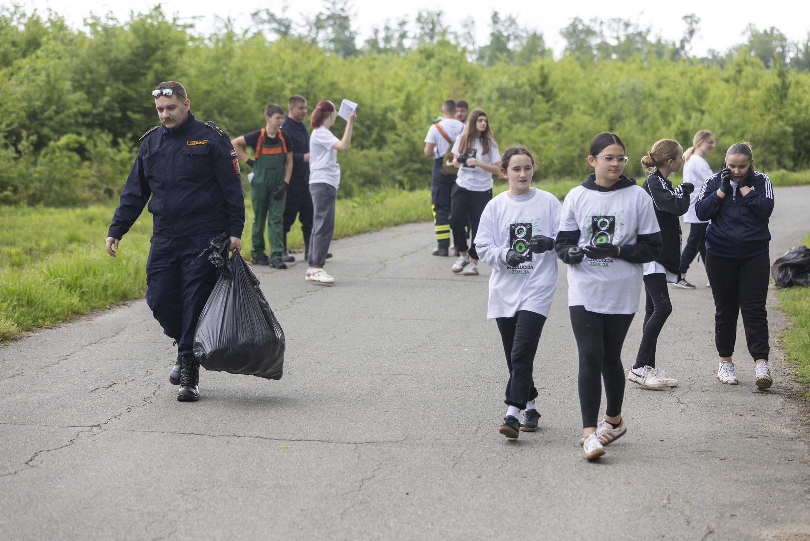 26.04.2025., Bosnjaci - Rezolucija Zemlja 2025 -  Savjet mladih Opcine Bosnjaci i DVD Bosnjaci u akciji ciscenja smeca. Photo: Davor Javorovic/PIXSELL