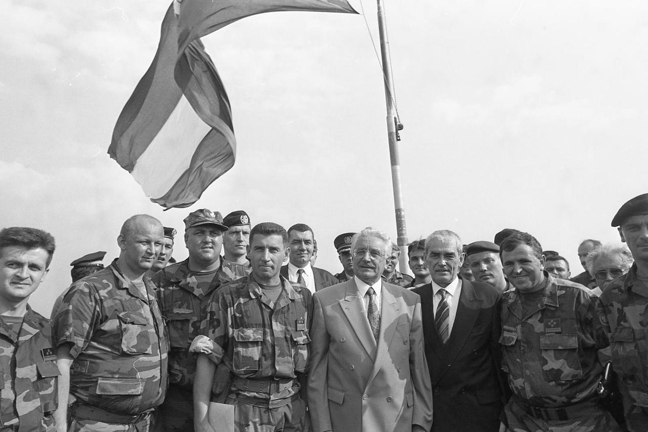 Franjo Tuđman posjetio Knin nakon oslobođenja i poljubio Hrvatsku zastavu