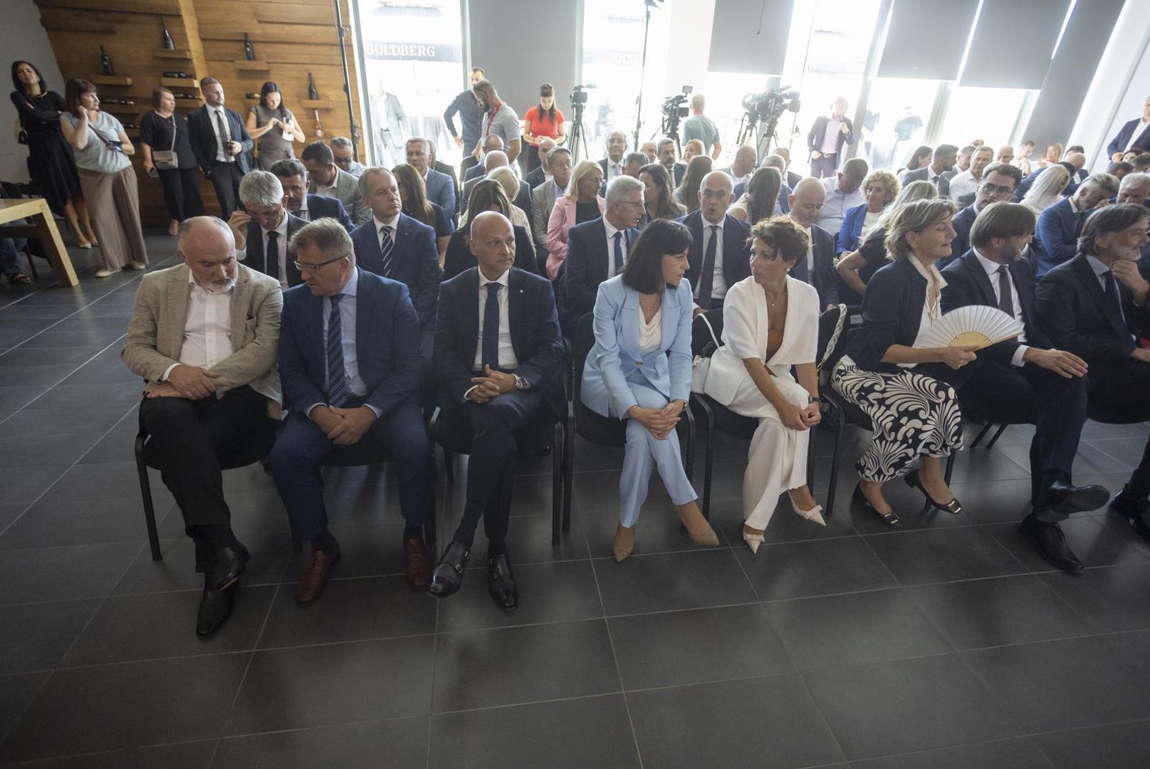 Konferencija tradicionalno okuplja predstavnike poslovne zajednice, institucija i donositelje političkih odluka kako bi se nastavio dijalog o izazovima i prilikama koje određuju hrvatsko gospodarstvo.