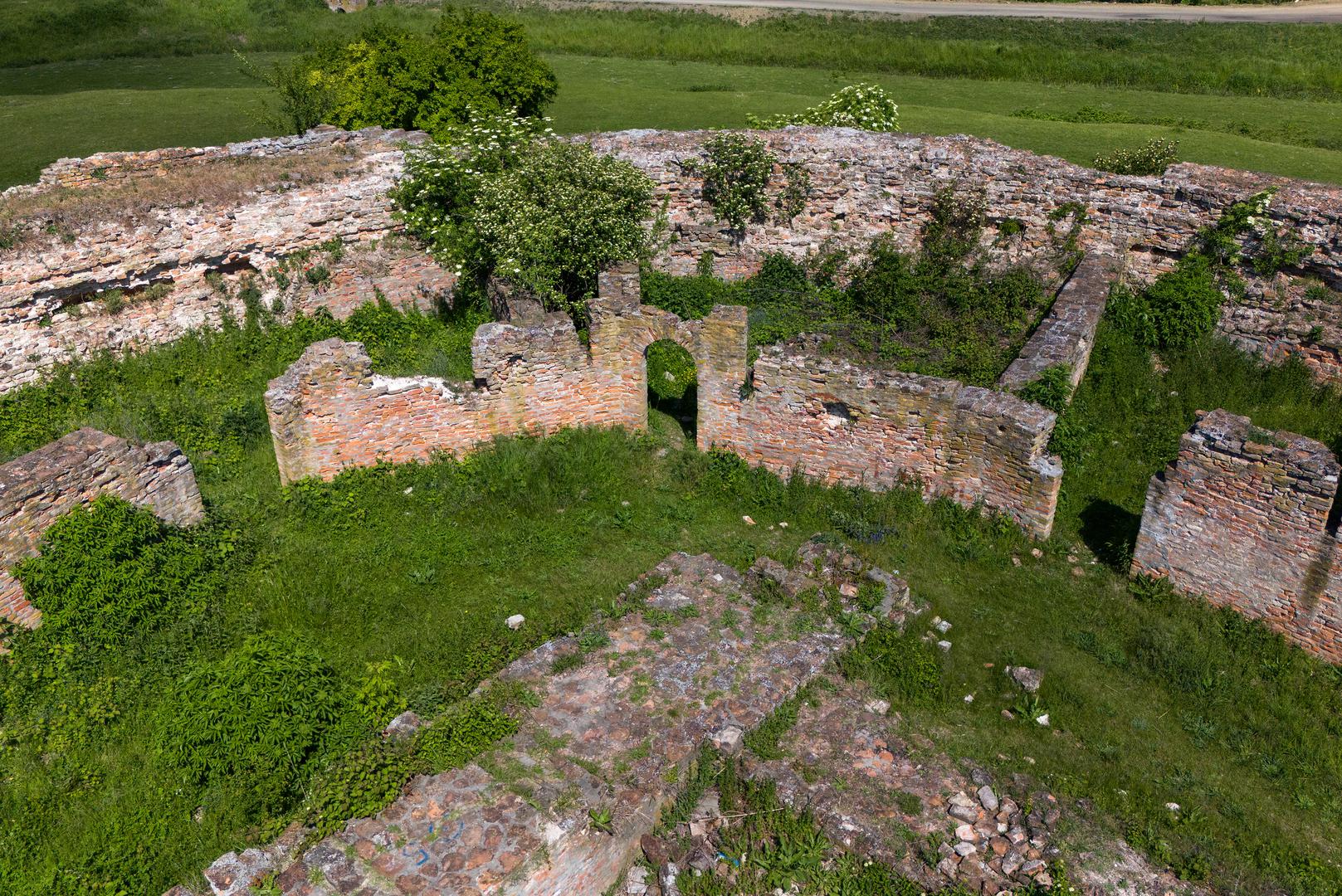 Kolođvar okružuje i nekoliko legendi od kojih je najpoznatija ona o biću koje je pola djevojka, a pola zmija. Prema narodnoj predaji, Filip Korođ pobjegao je iz Kolođvara jer su ga opsjedale zmije, koje su nakon njegovog odlaska preuzele grad.