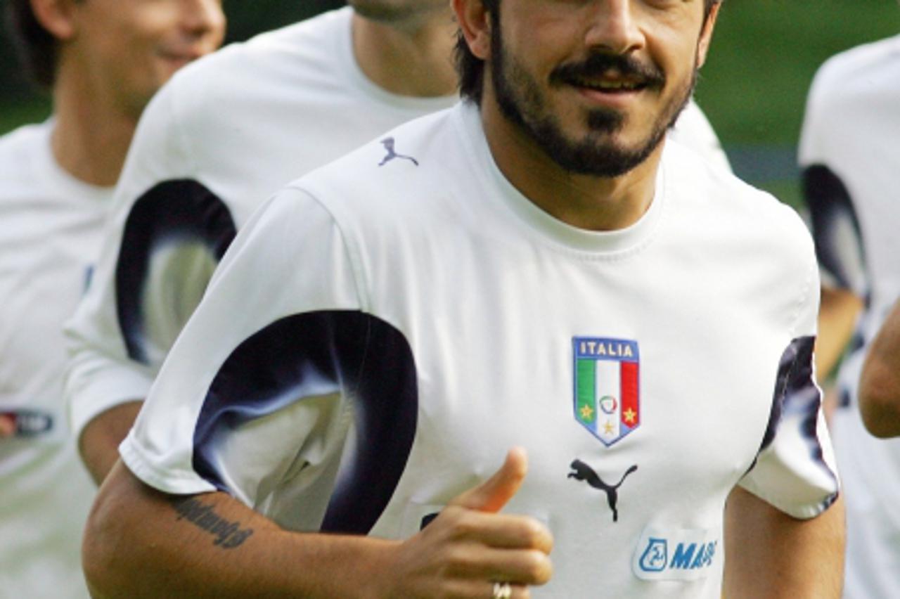 'Italy\'s player Gennaro Gattuso warms up during a World Cup soccer training session in Duisburg July 6, 2006. REUTERS/Andrea Comas (GERMANY)'