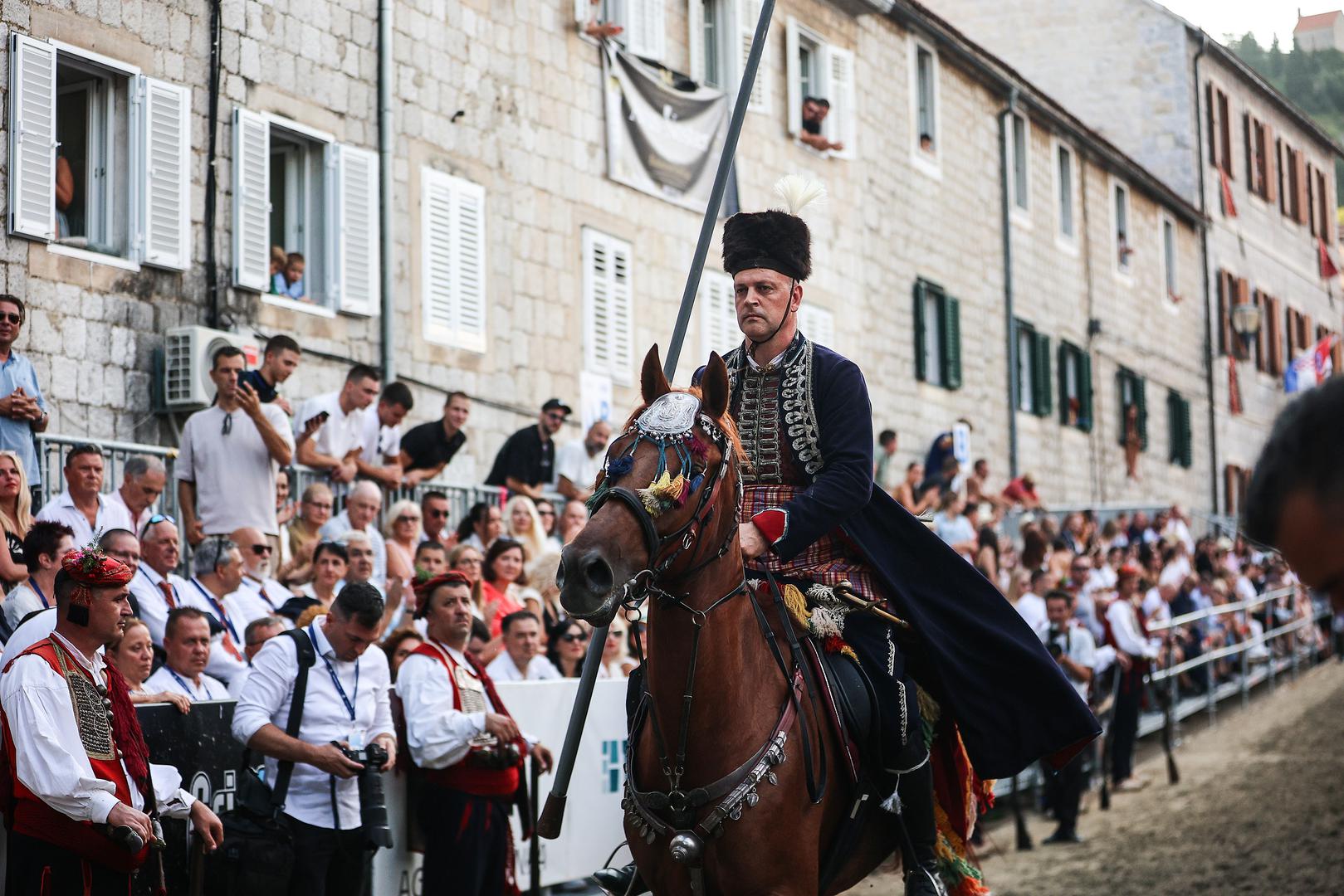 Poručio je da do sljedeće Alke svima želi "mir, mir topova i pušaka, dobro zdravlje za sve, i što bolju zaradu". "Do tada, sritno i do godine, Zdravi i veseli bili. Živila Alka!“, rekao je predsjednik.
