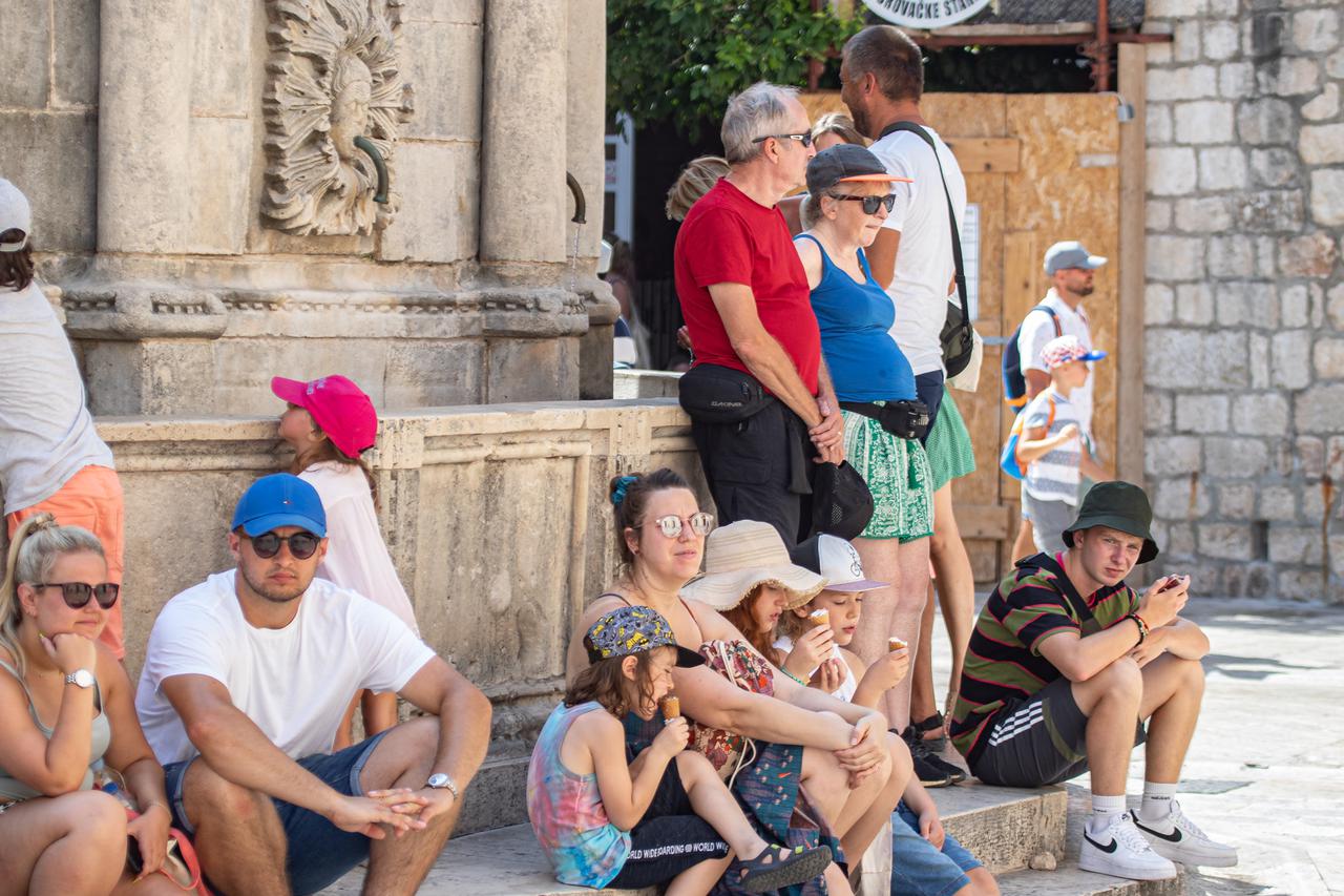 Dubrovnik:  Usprkos vrućinama gradska jezgra je puna turista