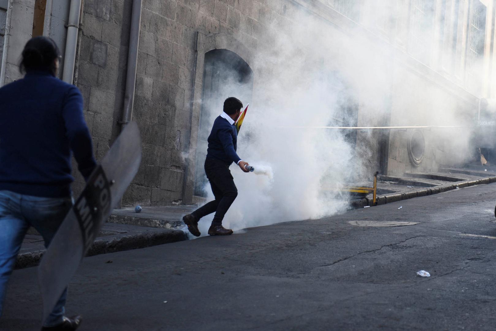 U predsjedničkoj palači prisegu pred predsjednikom države istodobno je položio novi šef oružanih snaga José Wilson Sanchez, koji je pozvao na obnovu reda i mira.