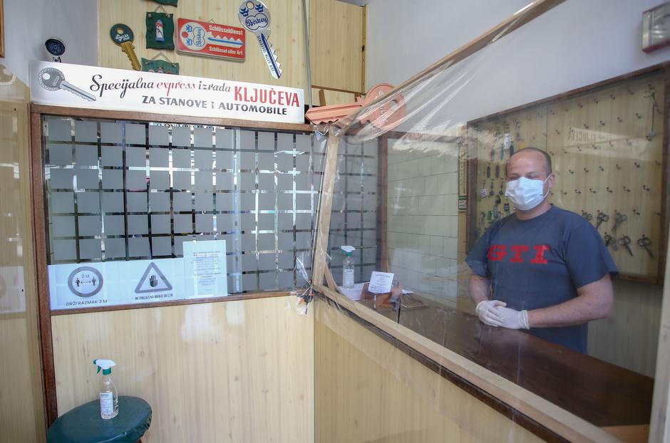 Otvaranjem trgovina centar grada se polako vraća u normalu