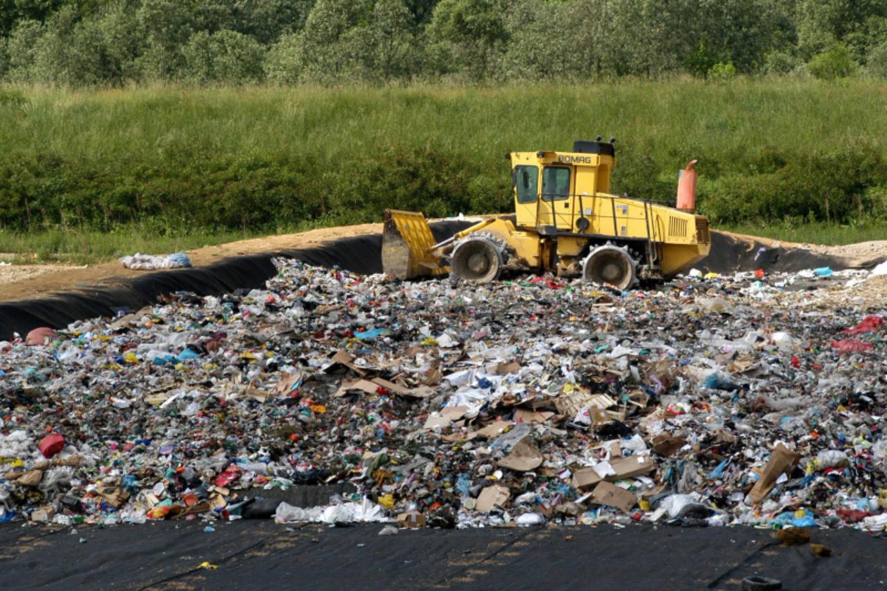 \'28.10.2010., Sisak - Odlagaliste otpada Goricica. Photo:Nikola Cutuk/PIXSELL\'