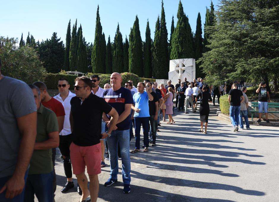 Kaštela: Posljednji ispraćaj Milana Livaje, oca nogometaša Hajduka Marka Livaje