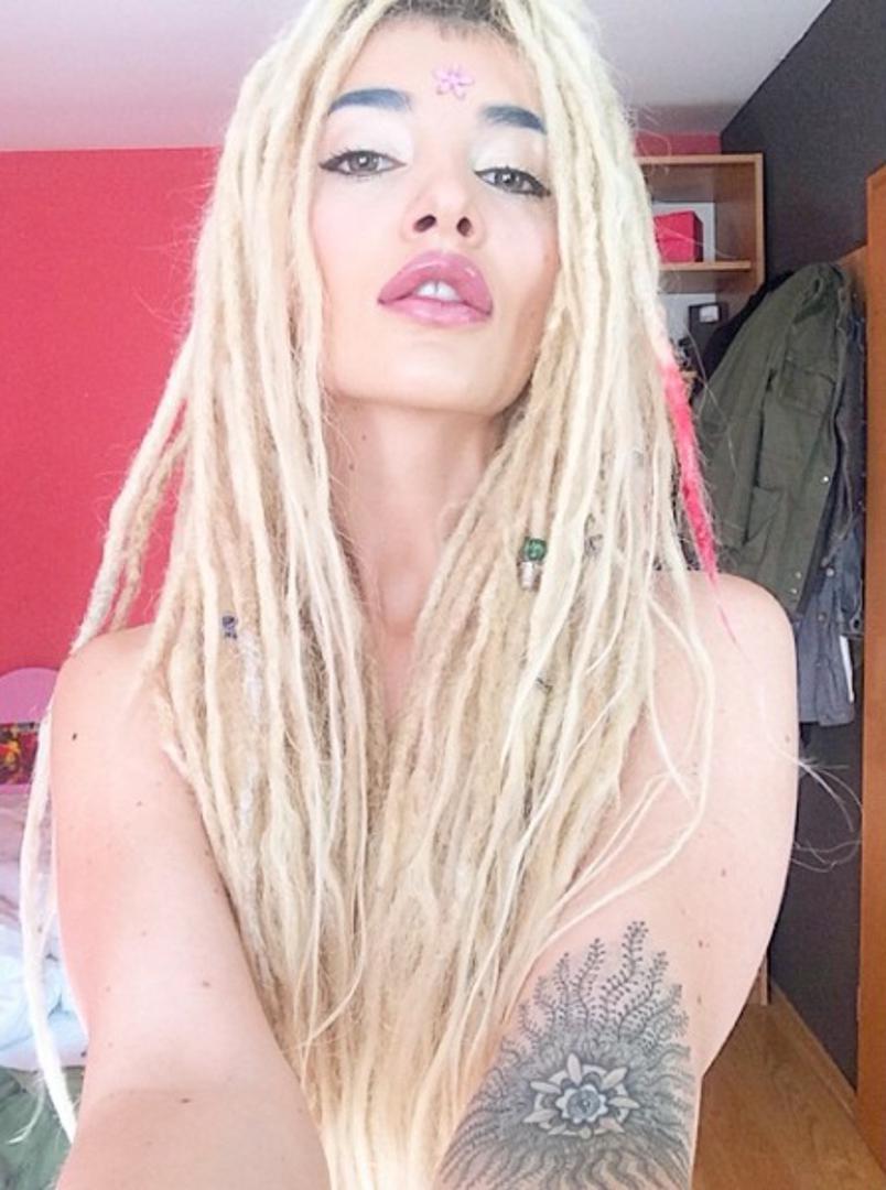 Puno je više prašine podigla hitom E dehun koji je snimila polugola u hramu Hrista Spasa u Prištini.
