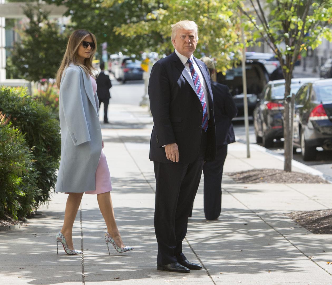 Naime, brojni Amerikanci smatraju kako je Melaniji ovo idealan način da izbjegne  držanje za ruku s Trumpom jer rukama pridržava kaput.