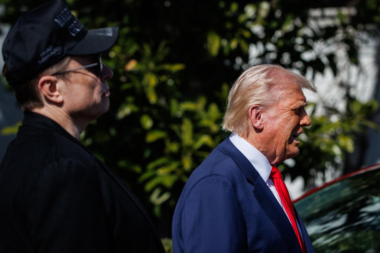 Le président Donald Trump et Elon Musk font la promotion des véhicules Tesla à la Maison Blanche pour essayer de contrer l'appel au boycott des produits du controversé Elon Musk