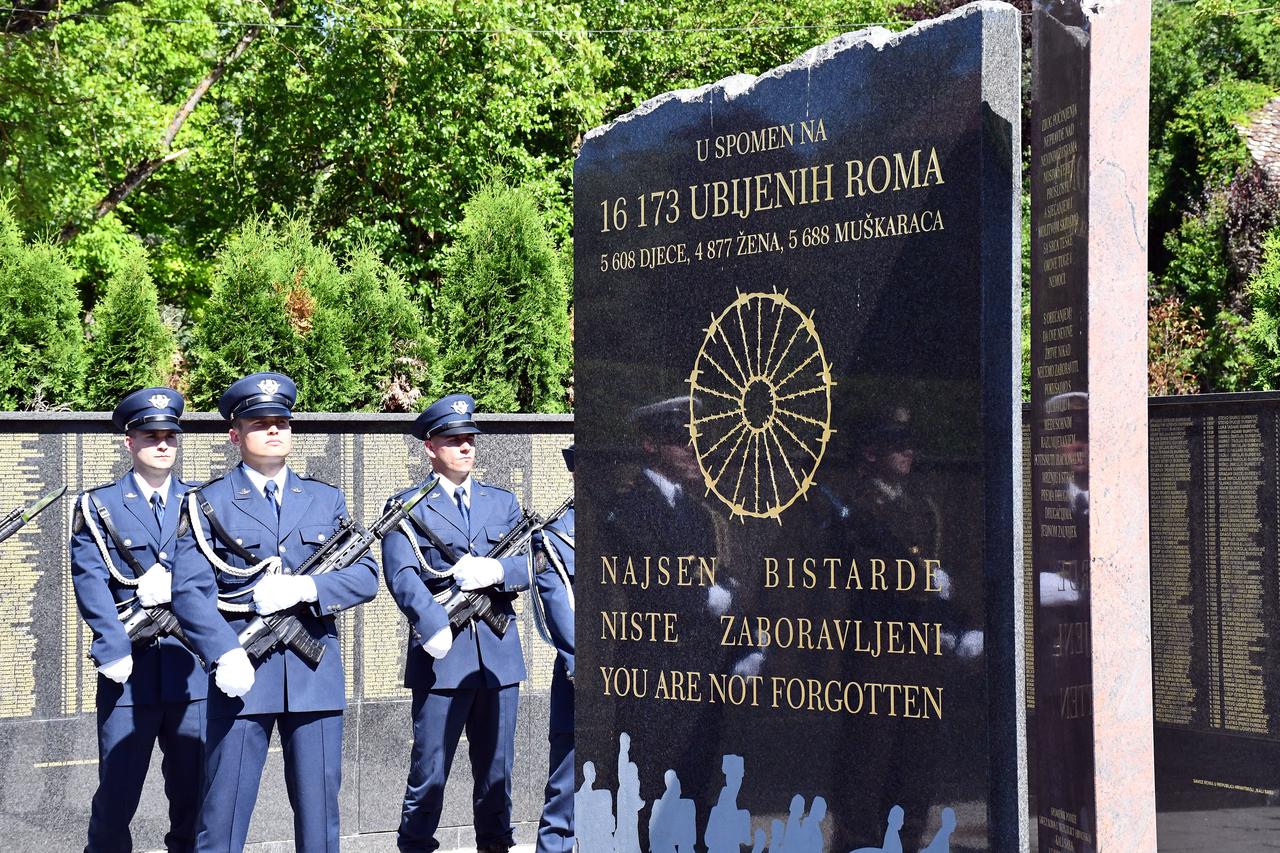 Predsjednik Zoran Milanović u posjeti Romskom memorijalnom centru Uštica