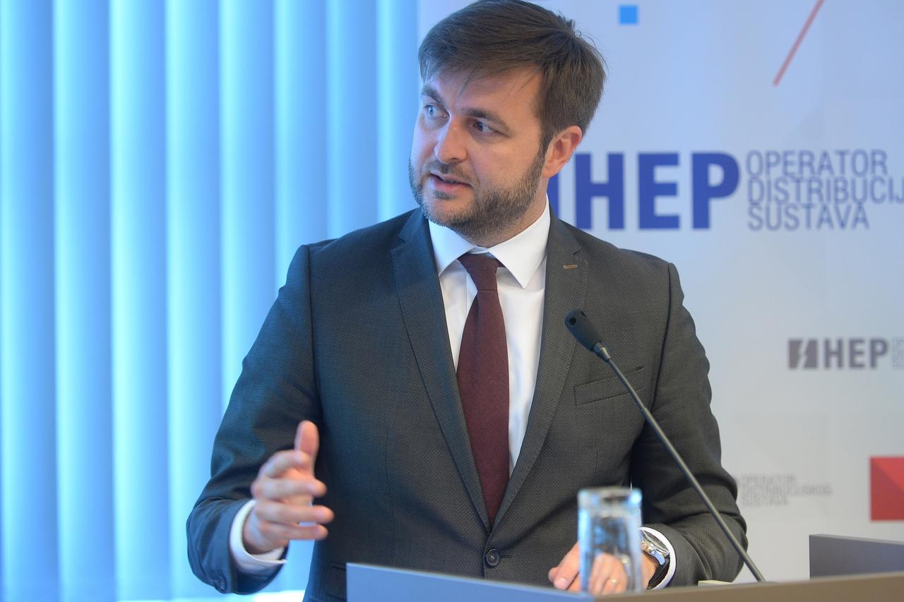 Zagreb: Ministar Ćorić potpisao ugovor u HEP-u s predstavnicima roma