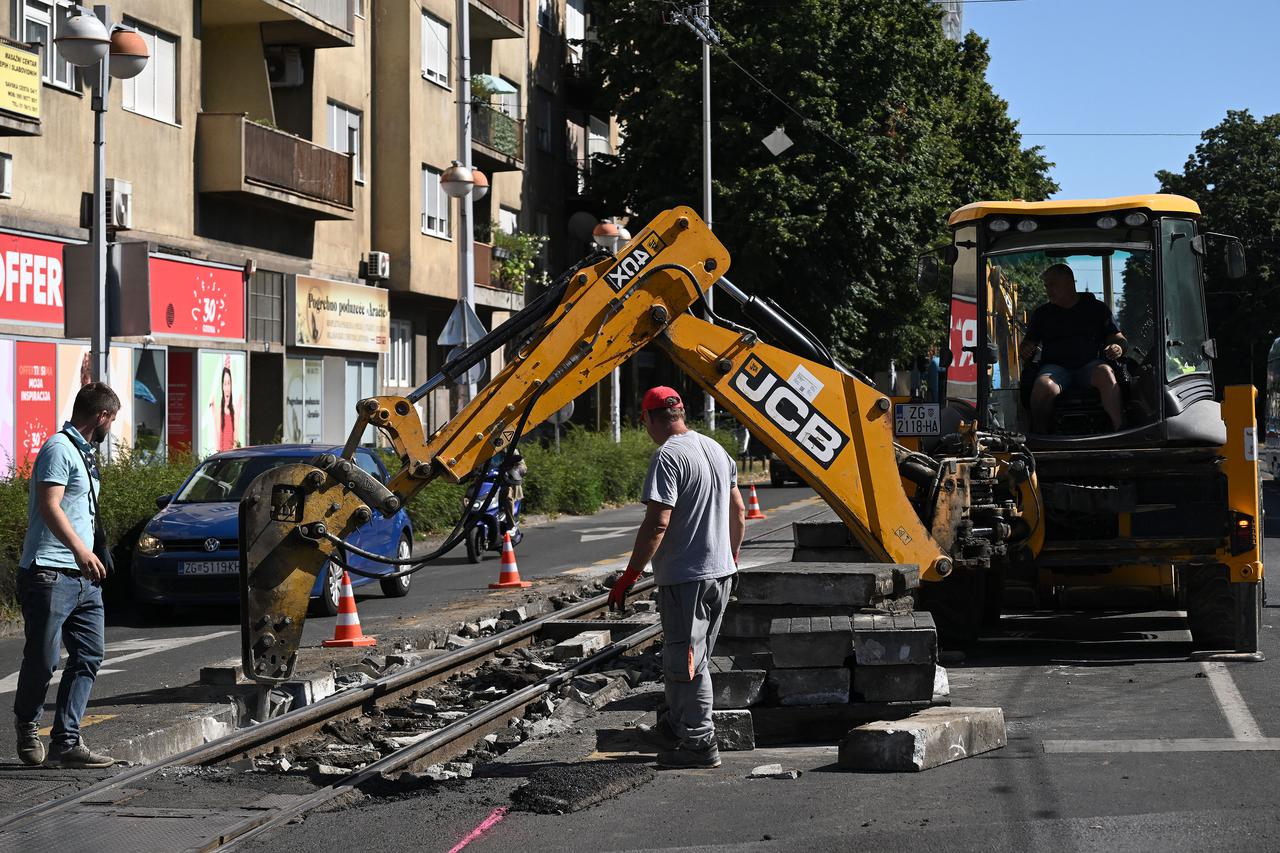 Zagreb: U Savskoj cesti privremena regulacija prometa zbog radova na izmjeni cjevovoda i  tramvajskim skretnicama