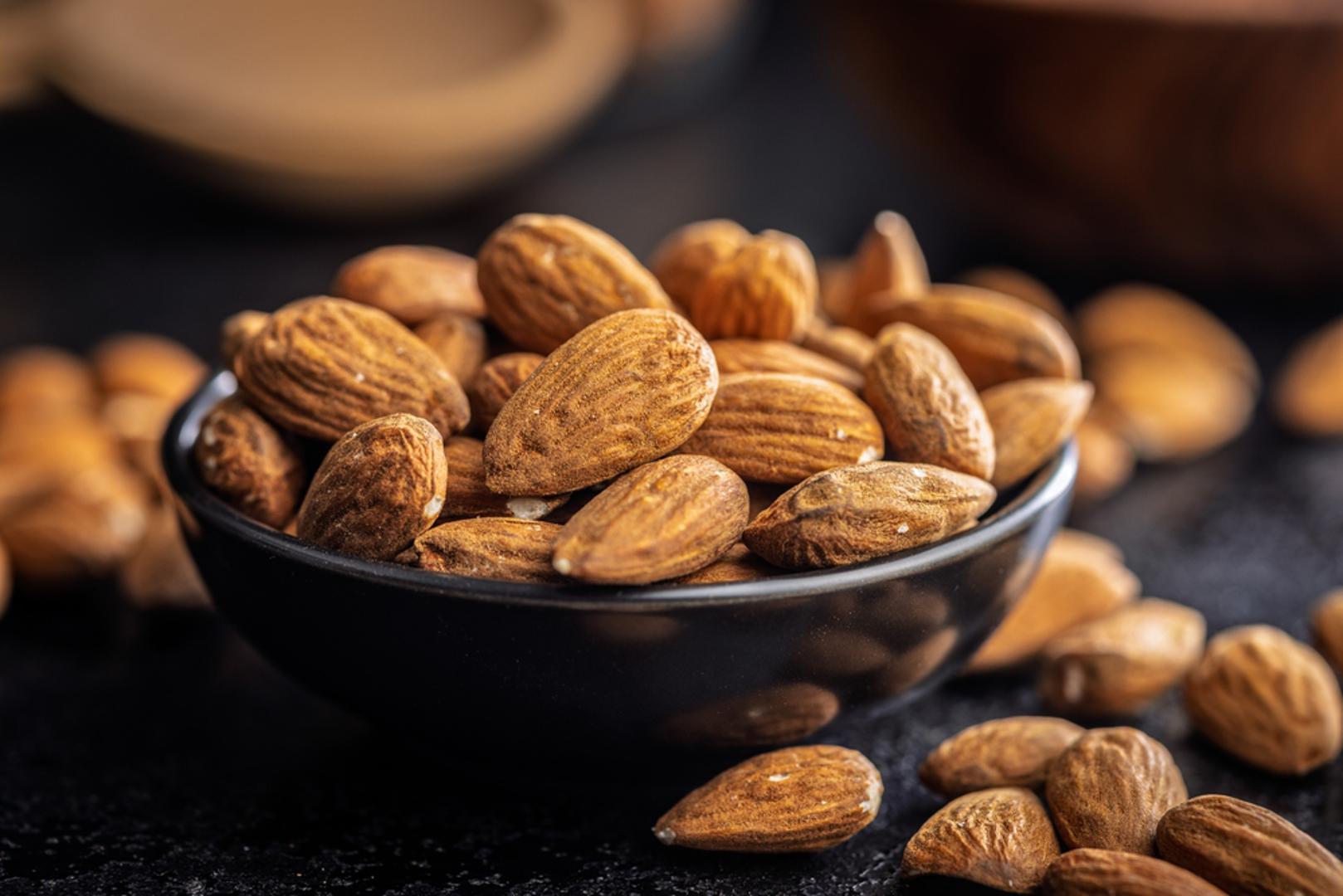 Bademi: Bademi sadrže vitamin E, proteine, magnezij i druge minerale koji pridonose kvalitetnoj prehrani. Šaka badema praktičan je međuobrok, a mogu se dodati zobenoj kaši, jogurtu ili salatama. Ipak, prilično su kalorični pa nema potrebe pretjerivati s količinom kako biste iskoristili njihove nutritivne prednosti.