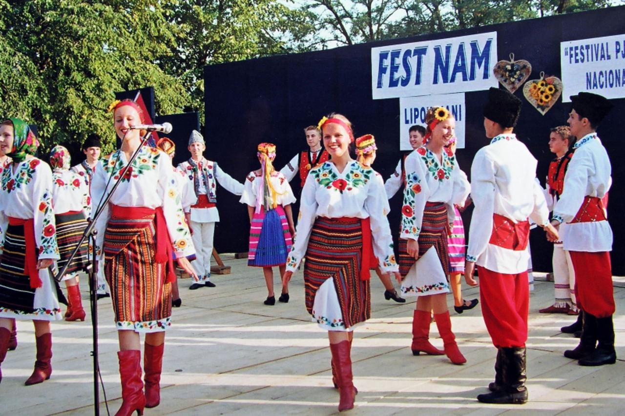 'za hrv......lipovljani.....24082003 festnam-s festivala nacionalnih manjina u lipovljanima snimio rudolf krznaric'