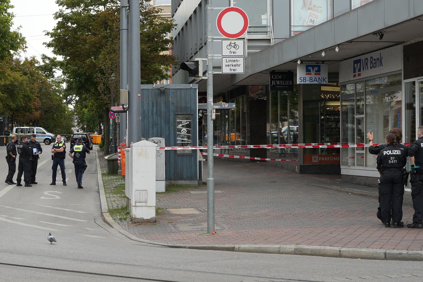 Augsburg je regionalno transportno čvorište oko 55 kilometara sjeverozapadno od Muenchena.