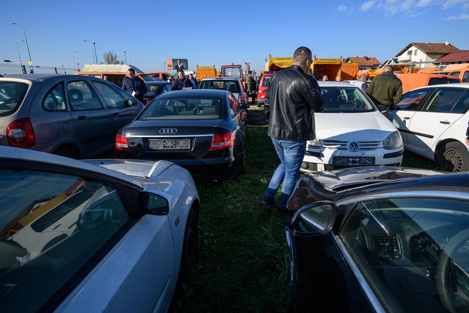 24.11.2022., Zagreb, Velika Mlaka - Autoservis Cepelin uskoro odrzava veliku javnu drazbu drzavnih vozila, a u ponudi su teretna vozila Hrvatskih cesta, osobna vozila ministarstava. Od Seata, Audija preko Passata i nekoliko modela Fiata cijene im se krecu od 1000 do 24.600 kuna.  Photo: Davor Puklavec/PIXSELL