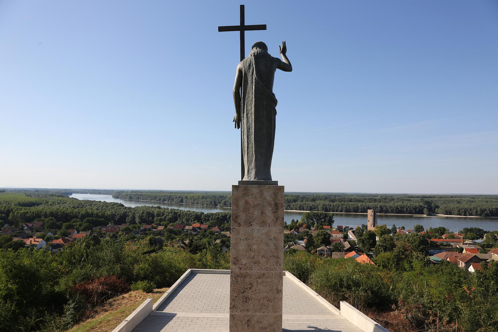 U Hrvatskoj se najveći kip Isusa Uskrsnuloga nalazi u Aljmašu, na Kalvariji iznad svetišta Gospe od Utočišta, nedaleko od Osijeka.