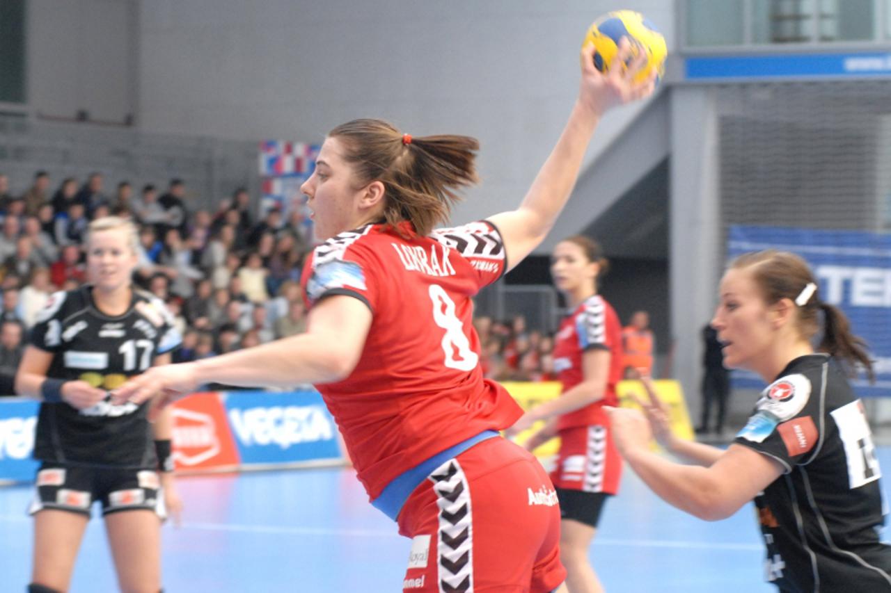 'pod 29. 12. 2009. Koprivnica Ana Lovrak na odlasku iz rk Podravka, Koprivnica Photo: Josip Maljak/PIXSELL'