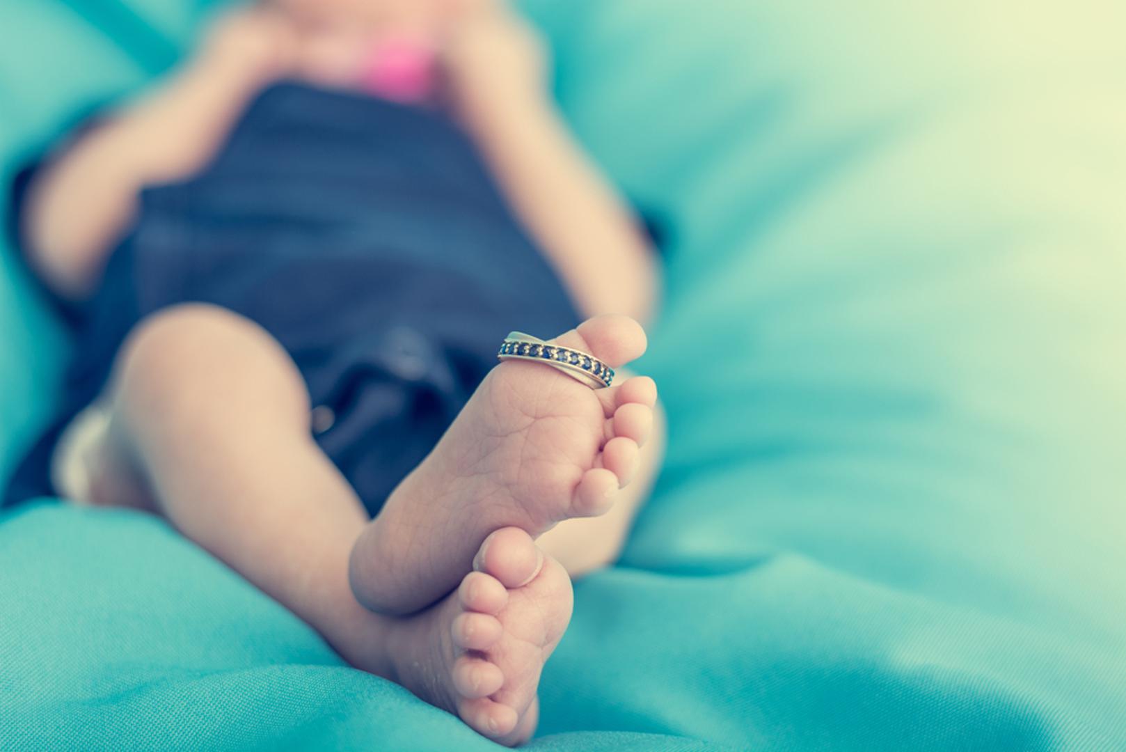 Rujanske bebe imaju svestran i značajan dragi kamen: Safir je kamen rođenja za rujan. Tradicionalno je plav, ali može biti i ružičast, žut ili zelen. Vjeruje se da safiri simboliziraju iskrenost, vjernost i istinu, što su vrijednosti koje svi želimo prenijeti na svoju djecu.