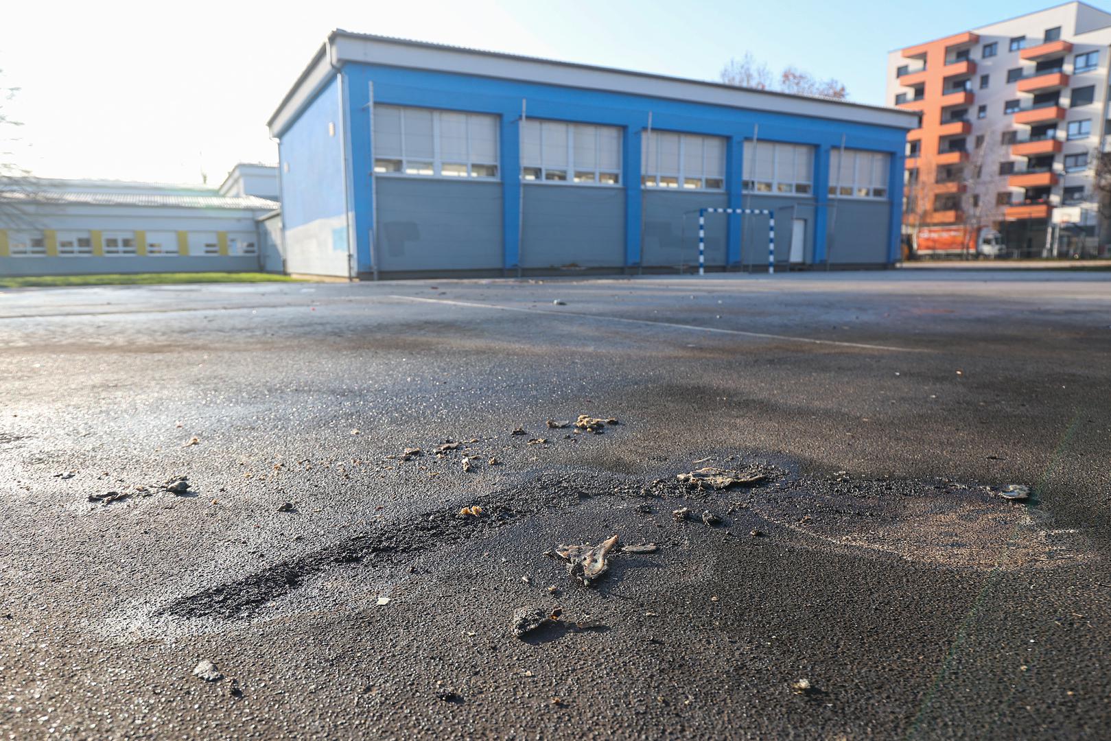 Na igralištu Osnovne škole Julija Klovića u Zagrebu u kasnim jučerašnjim večernjim satima došlo je do snažne eksplozije i požara.