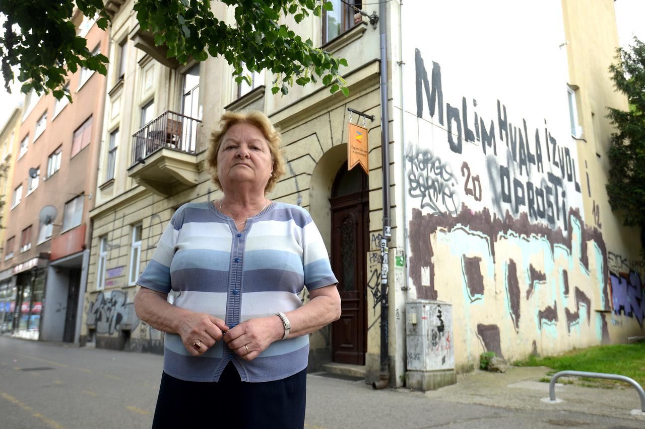 23.05.2016., Zagreb - Procelje zgrade zasarano grafitima te su stanari dobili kaznu od komunalnog redara. Djurdjica Vlahovec, stanarka i bivsa predsjednica zgrade.    Photo: Marko Lukunic/PIXSELL
