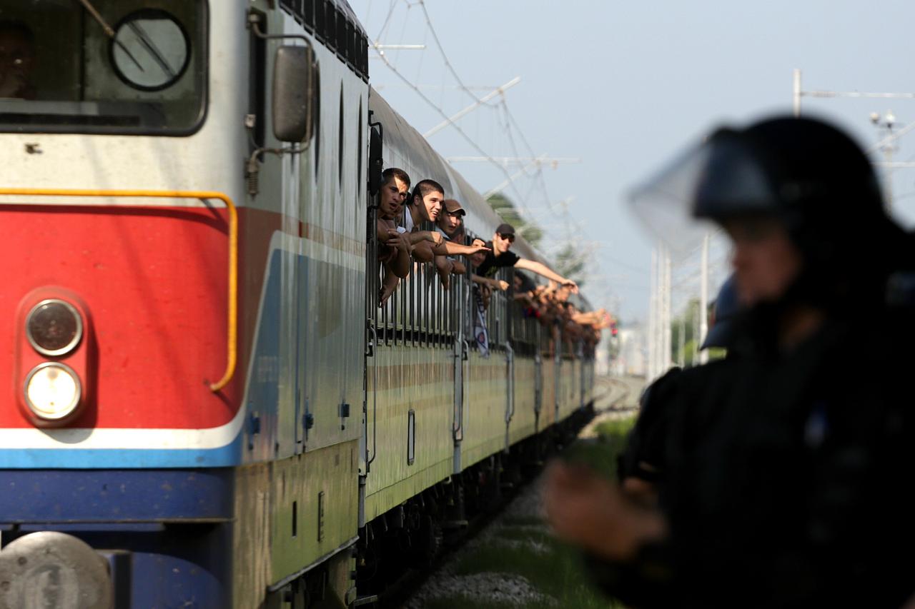 Zagreb: Dolazak Torcide specijalnim vlakom na stanicu Maksimir