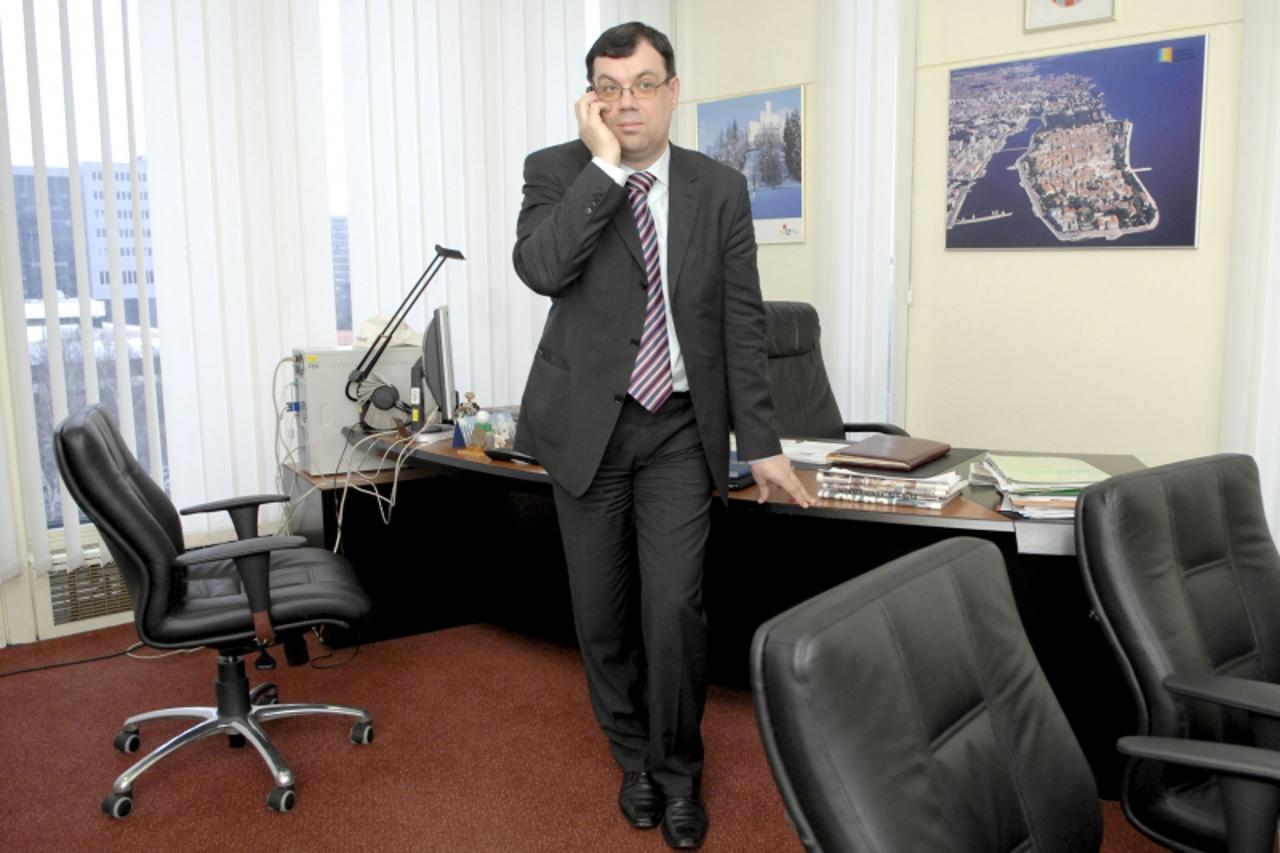 \'unu...zgb...14.01.2008. damir bajs u kabinetu drzavnog tajnika zdenka micica (jer svoj jos nema) snimio:boris scitar\'