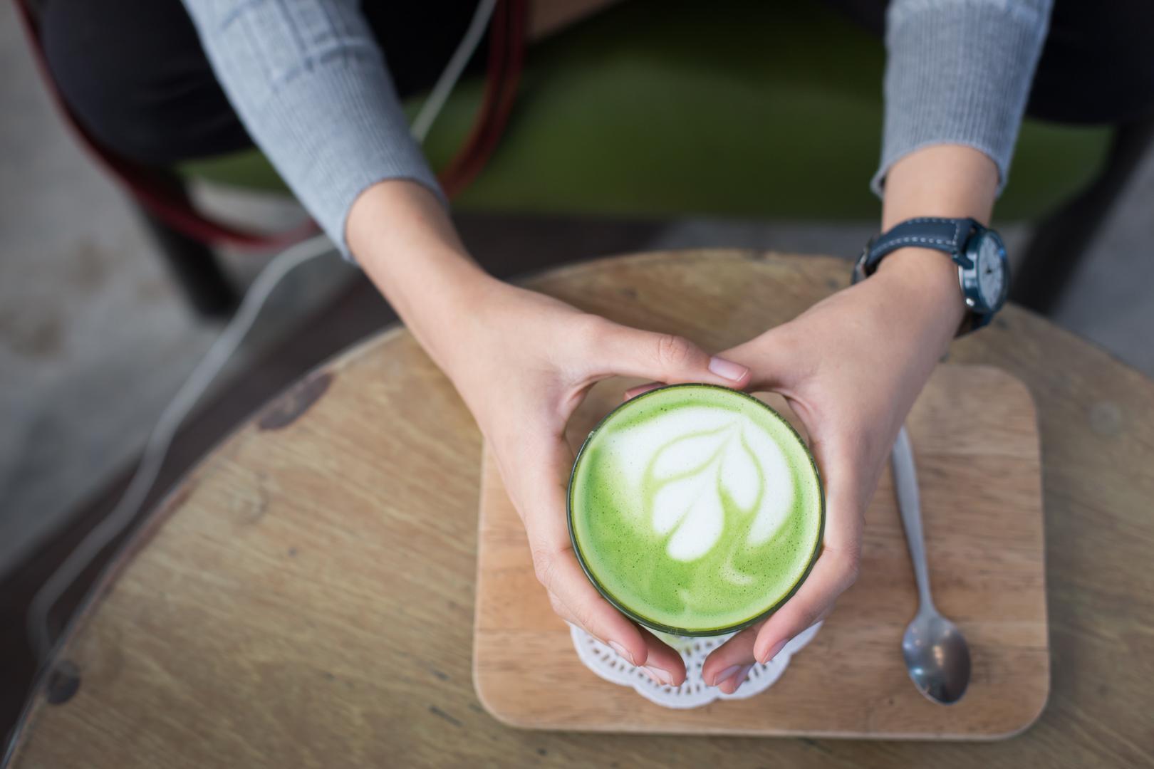 Matcha čaj: Matcha je varijanta zelenog čaja u prahu koja pruža mnoge iste zdravstvene koristi, ali u većim količinama. To je zato što matcha u prahu koristi cijelu biljku, dok se zeleni čaj izrađuje samo od lišća. Kao rezultat toga, ima veću koncentraciju antioksidansa i hranjivih sastojaka, što može suzbiti učinke starenja i smanjiti rizik od kroničnih bolesti.