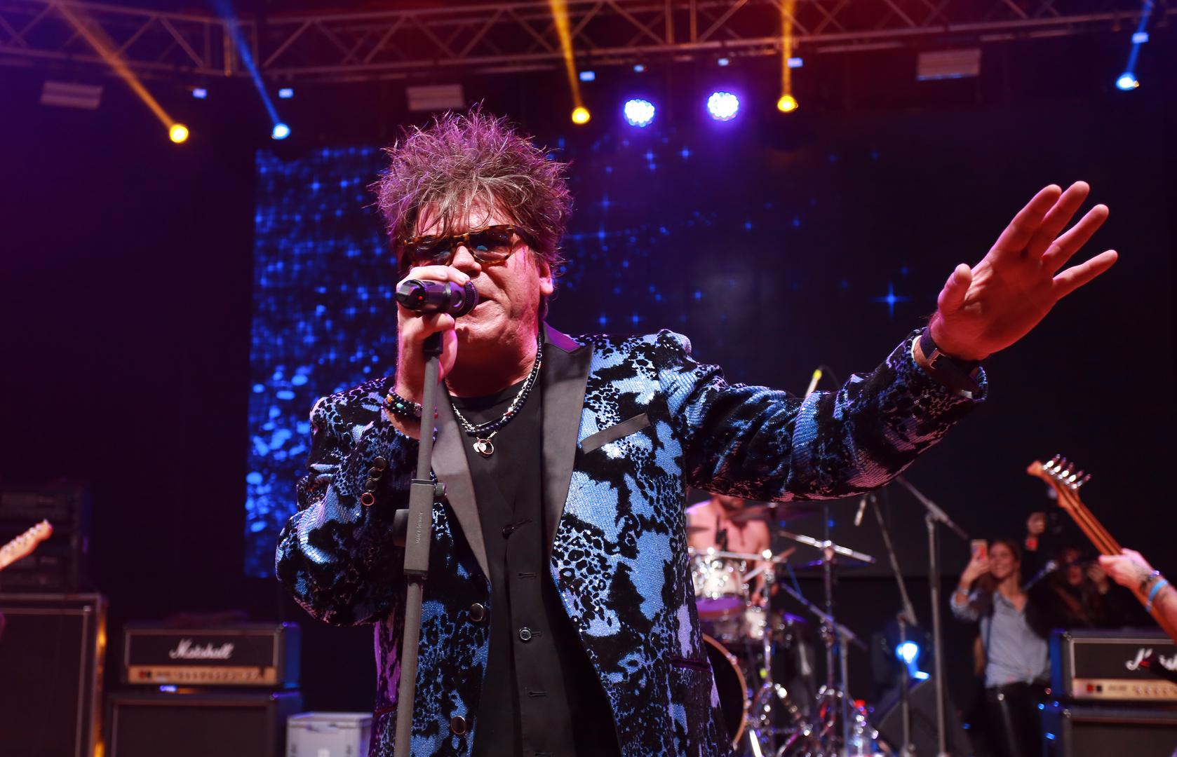 Pop-rock vode u Frankfurtu uz Prljavce branila je i Crvena jabuka. Njihov frontmen Dražen Žerić-Žera jedva se branio od obožavatelja koji su ga zaustavljali na svakom koraku i željeli se fotografirati s njim. – Nije mi nikad teško družiti se s našim ljudima, a pjevao sam im svuda po svijetu – kaže Žera.