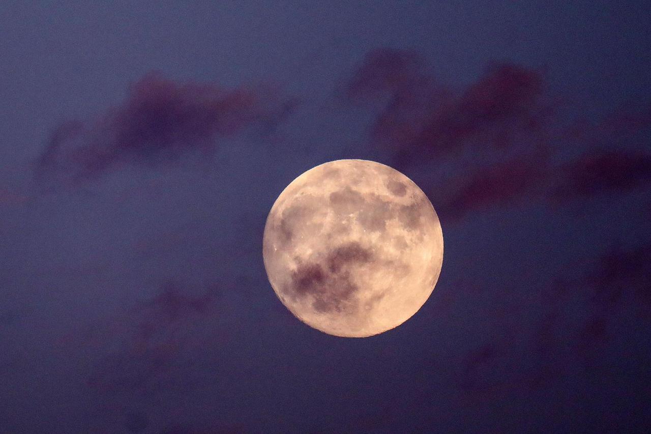 Puni mjesec u studenome, poznat kao dabrov mjesec sjaji iznad Zagreba