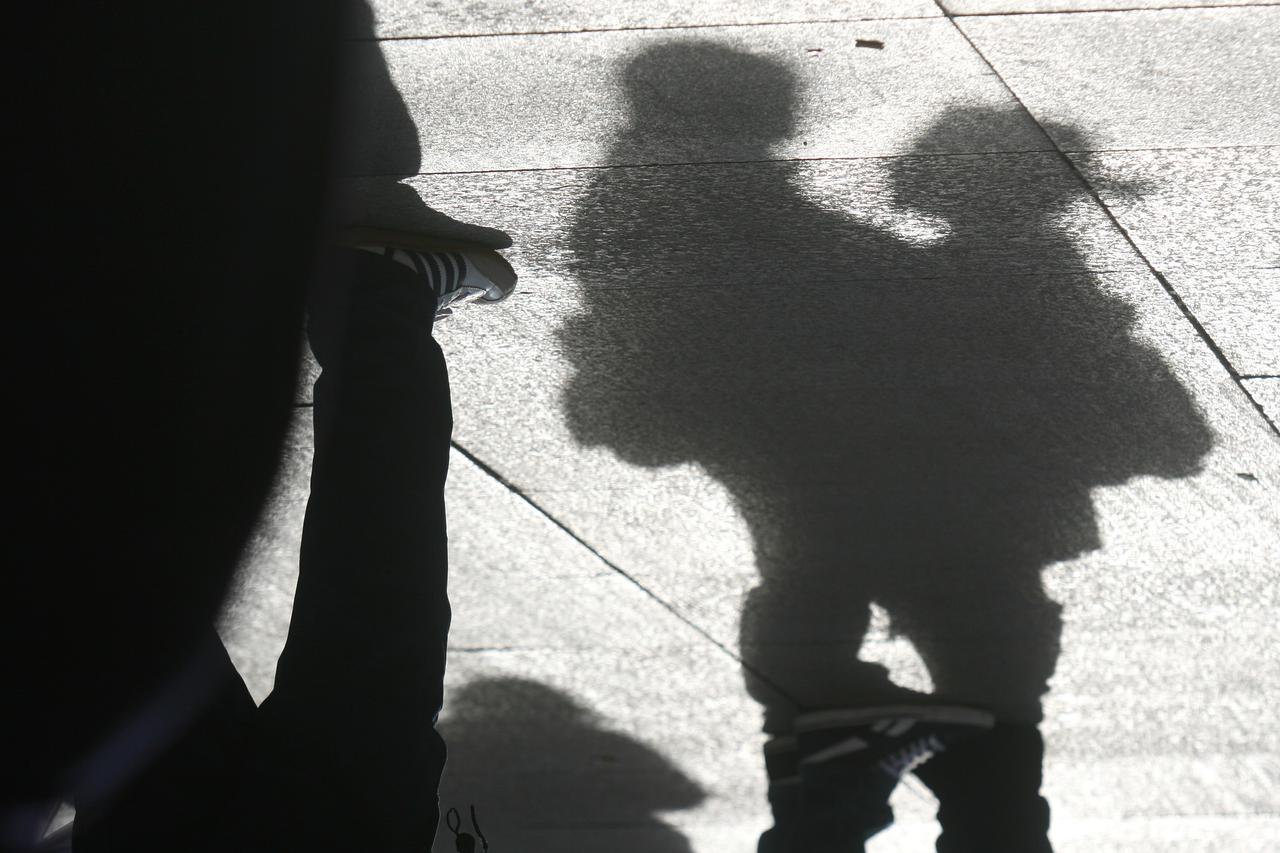 13.01.2011., Zagreb - Mladi zaljubljeni par u zagrljaju uziva u suncevim zrakama. Sjena sunca ocrtava zagrljeni par na plocama glavnog gradskog trga.