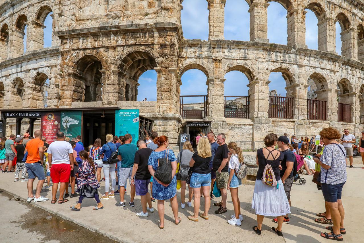 Turisti nakon kiše u Puli napustili plaže i krenuli u obilazak znamenitosti