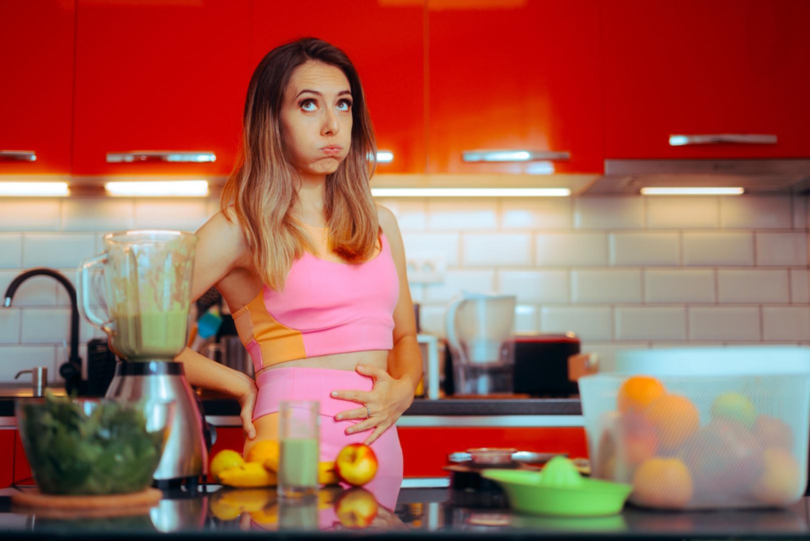 Iako se nadutost često povezuje s brzom hranom, gaziranim pićima ili prejedanjem, nutricionisti upozoravaju da problem mogu stvarati i namirnice koje se često smatraju zdravima. Nutricionist Oliver Goble izdvojio je pet popularnih namirnica koje kod osjetljivijih osoba mogu izazvati nadutost i probavne tegobe. Goble tvrdi da činjenica da neka namirnica izaziva osjećaj nadutosti ne znači nužno da je nezdrava. Ove namirnice imaju brojne zdravstvene prednosti, no kod pojedinaca mogu uzrokovati probavne smetnje, osobito ako se konzumiraju u većim količinama. Zato je važno pratiti reakcije vlastitog organizma i prilagoditi prehranu svojim potrebama, prenosi Daily Mail. 